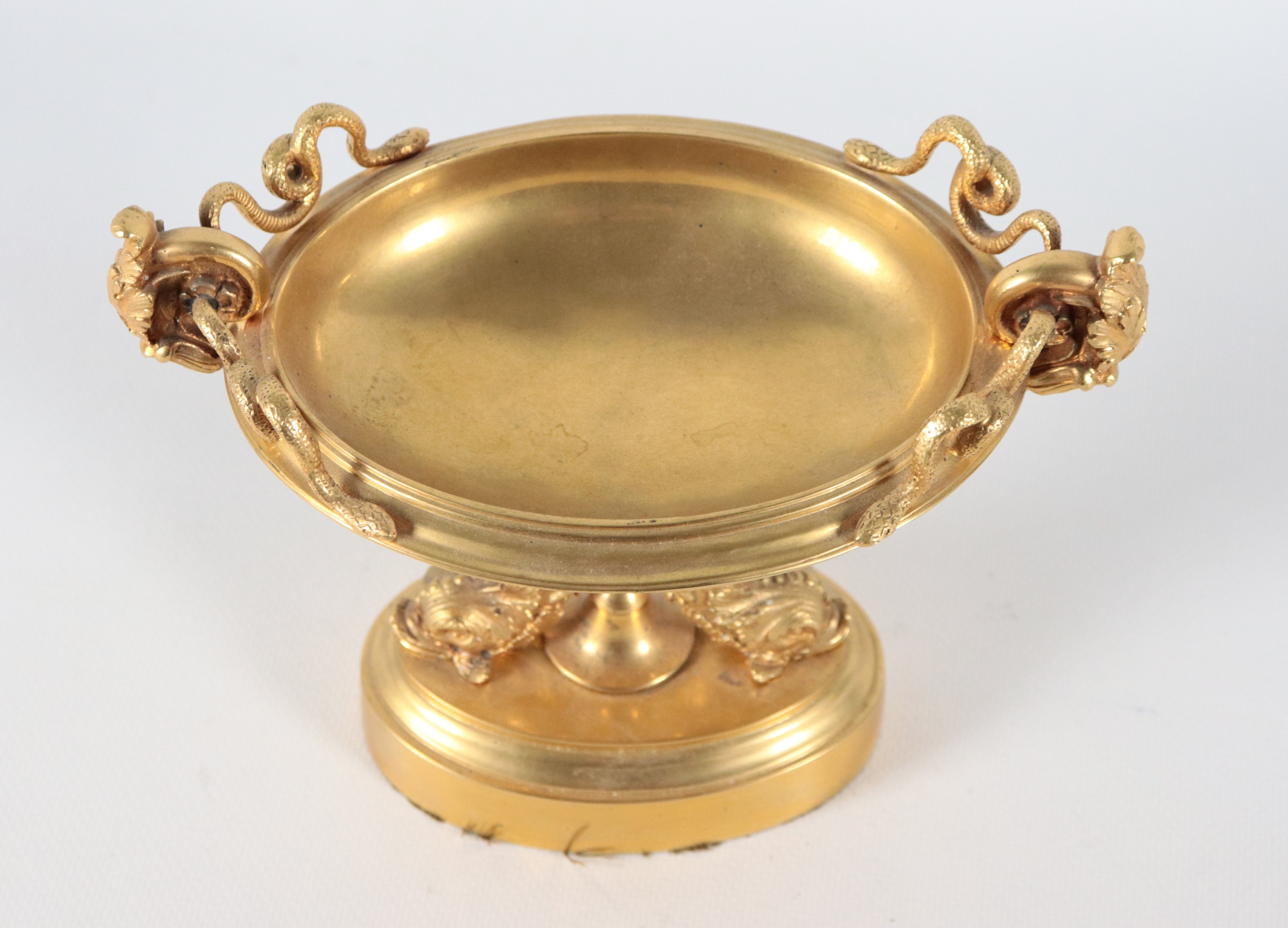 Antica piccola alzata francese Impero in bronzo dorato, sbalzato e cesellato a motivi di delfini,...