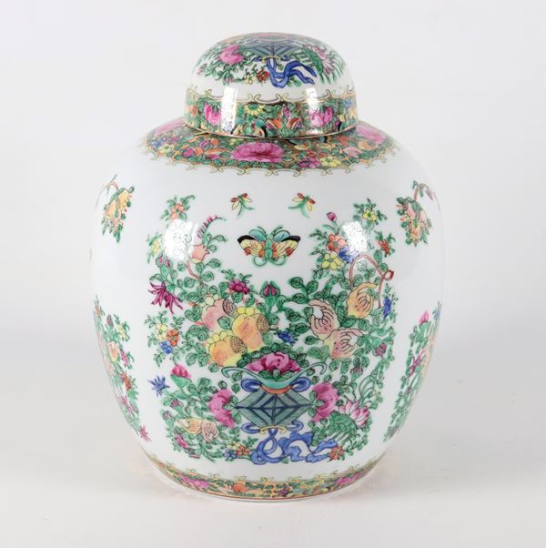 Potiche cinese in porcellana Canton, con decorazioni in smalti policromi a motivi di fiori e farfalle su fondo bianco 