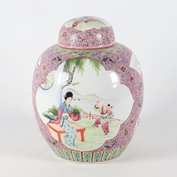 Potiche cinese in porcellana a fondo bianco e rosa antico, con decorazioni in smalti policromi a motivi di scene orientali