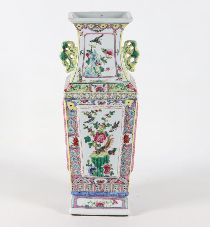 Vaso cinese in porcellana, con decorazioni in smalti policromi a motivi di fiori e uccelli orient...