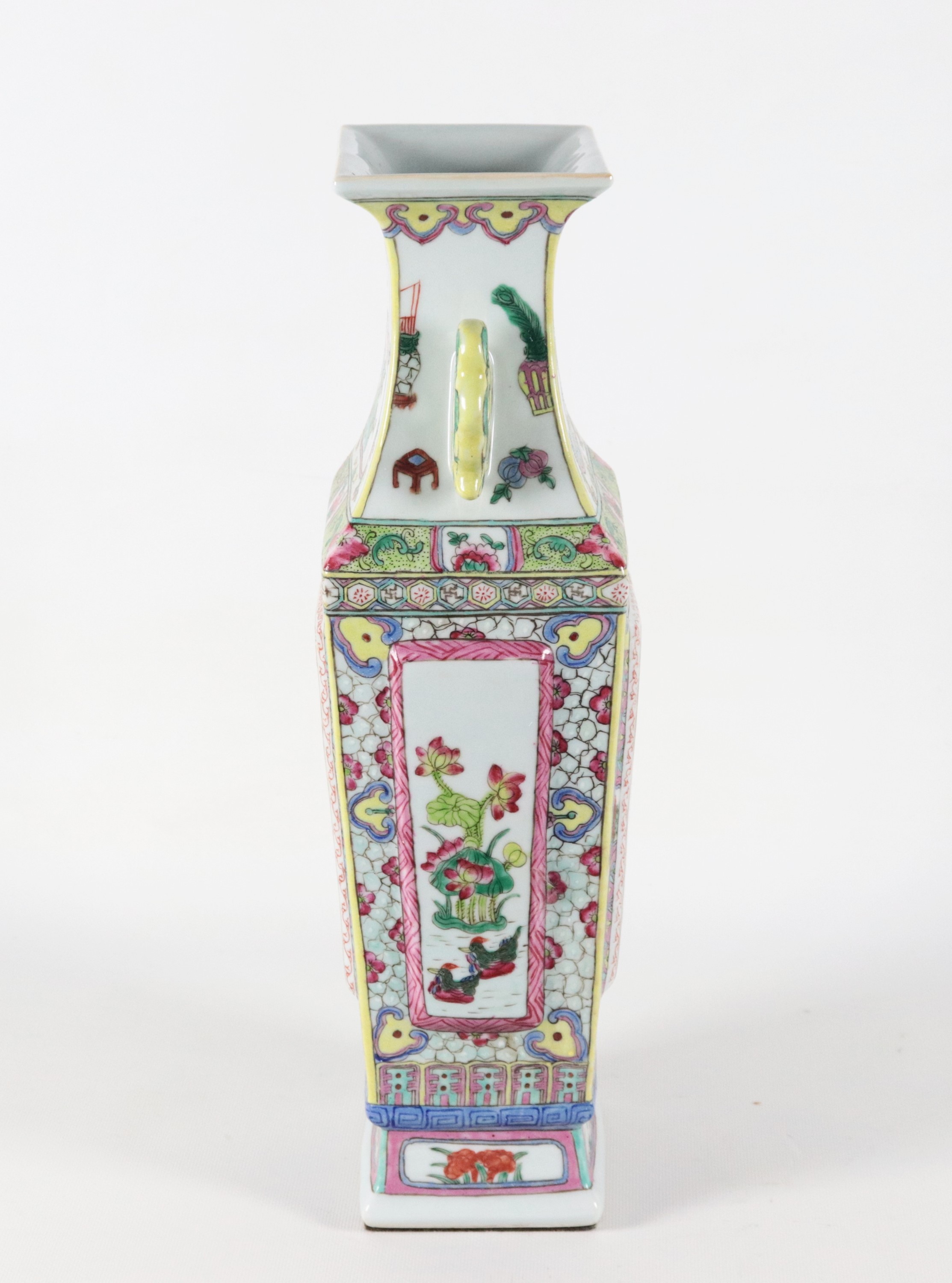 Vaso cinese in porcellana, con decorazioni in smalti policromi a motivi di fiori e uccelli orient...