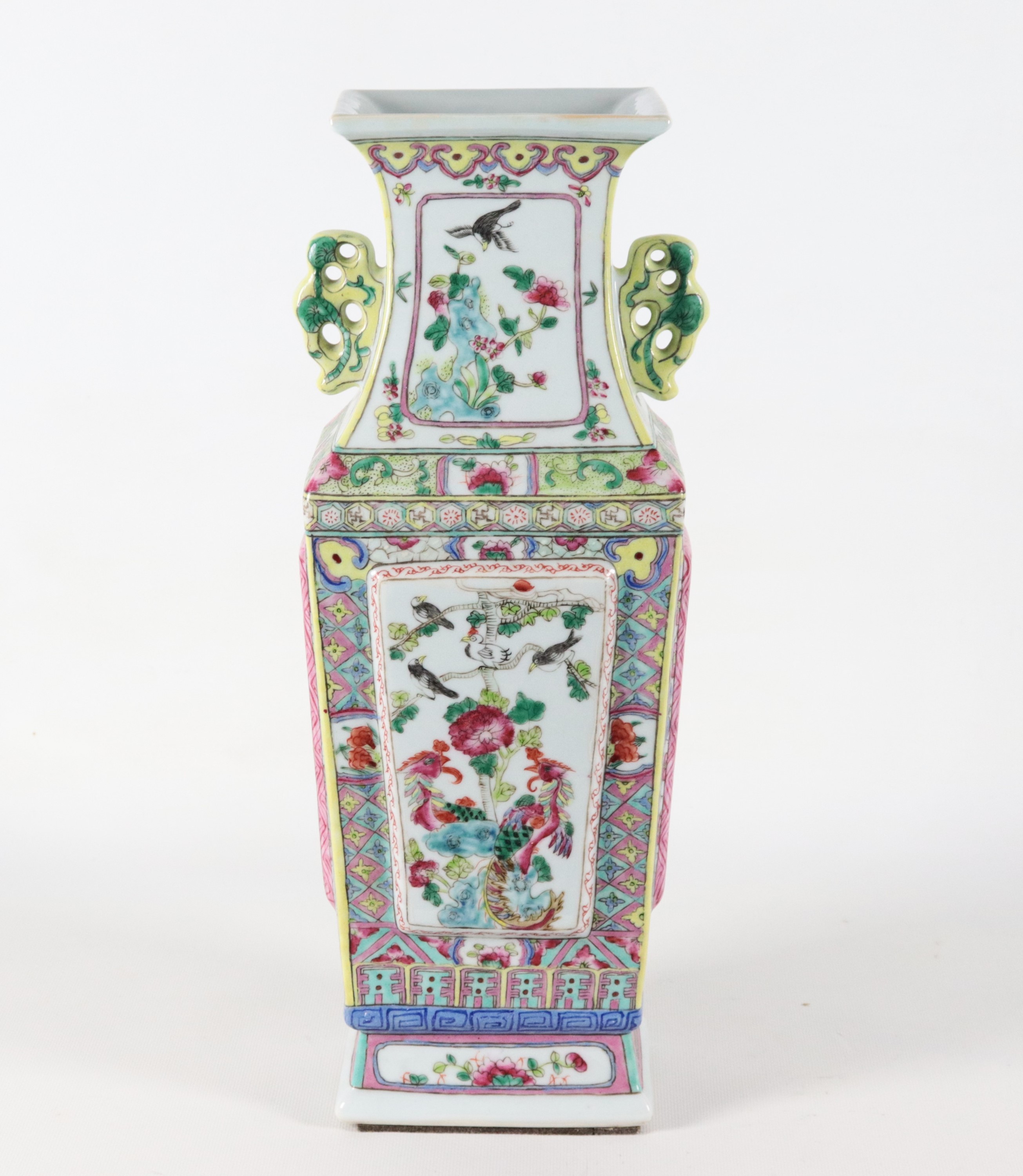 Vaso cinese in porcellana, con decorazioni in smalti policromi a motivi di fiori e uccelli orient...