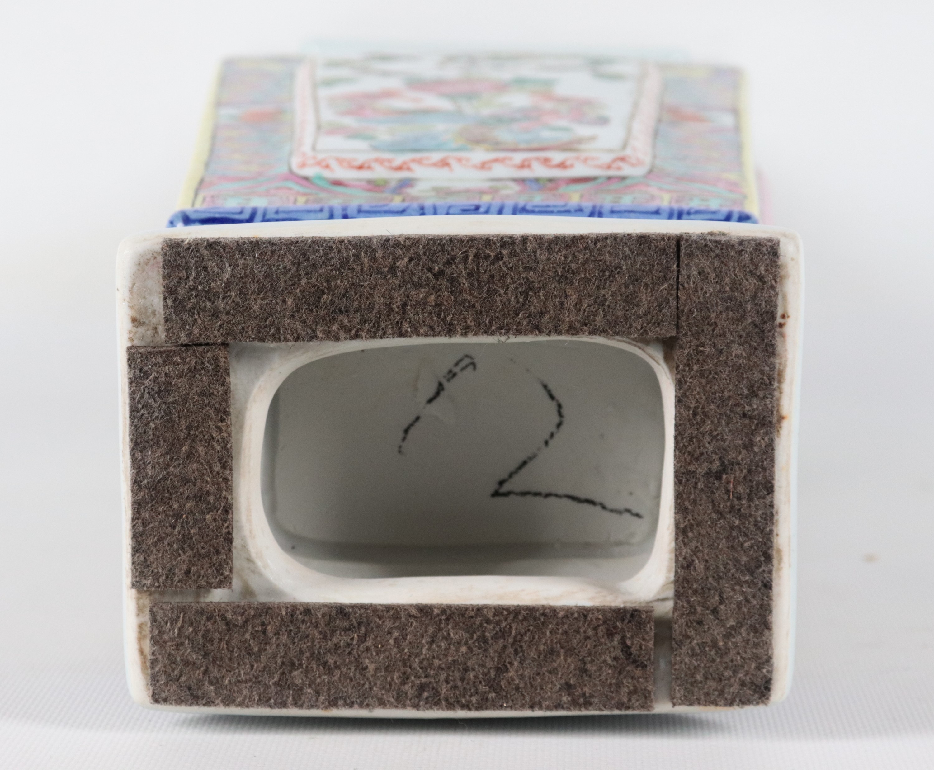 Vaso cinese in porcellana, con decorazioni in smalti policromi a motivi di fiori e uccelli orient...