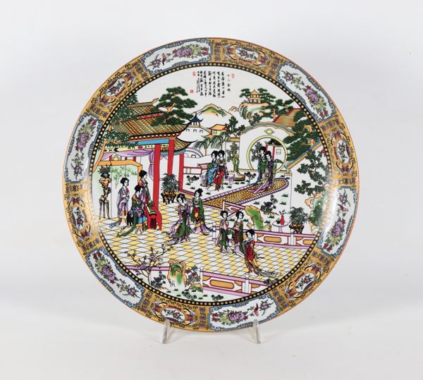 Piatto cinese in porcellana Canton, interamente decorato a smalti policromi con scene di vita orientale