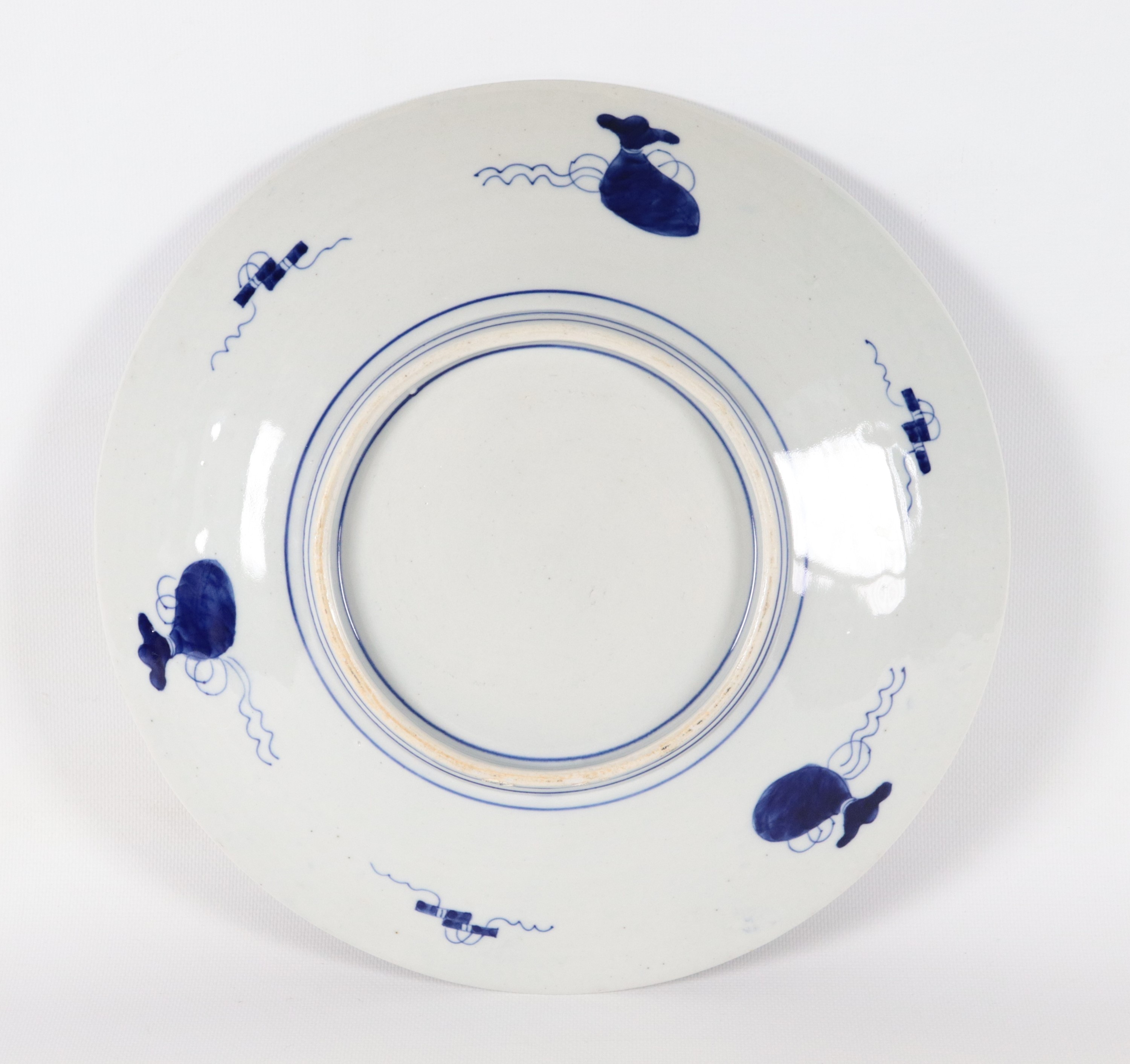 Antico piatto giapponese in porcellana Imari, con decorazioni in smalti rosso e blu a motivi di p...