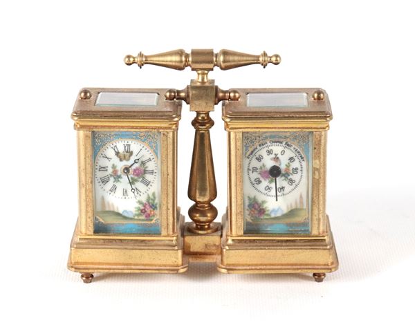 Pendola da carrozza doppia con orologio e barometro, in ottone dorato con placchette in porcellana di Sèvres 