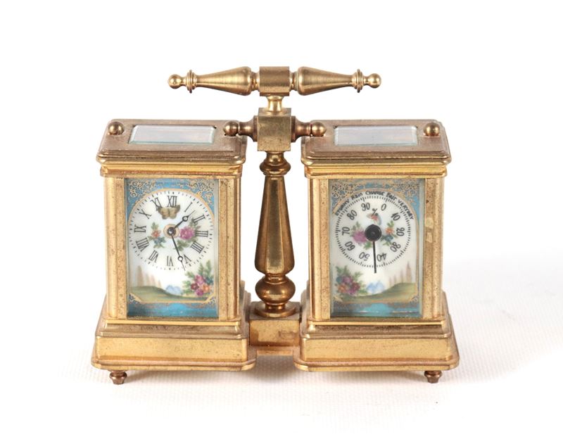 Pendola da carrozza doppia con orologio e barometro, in ottone dorato con placchette in porcellan...