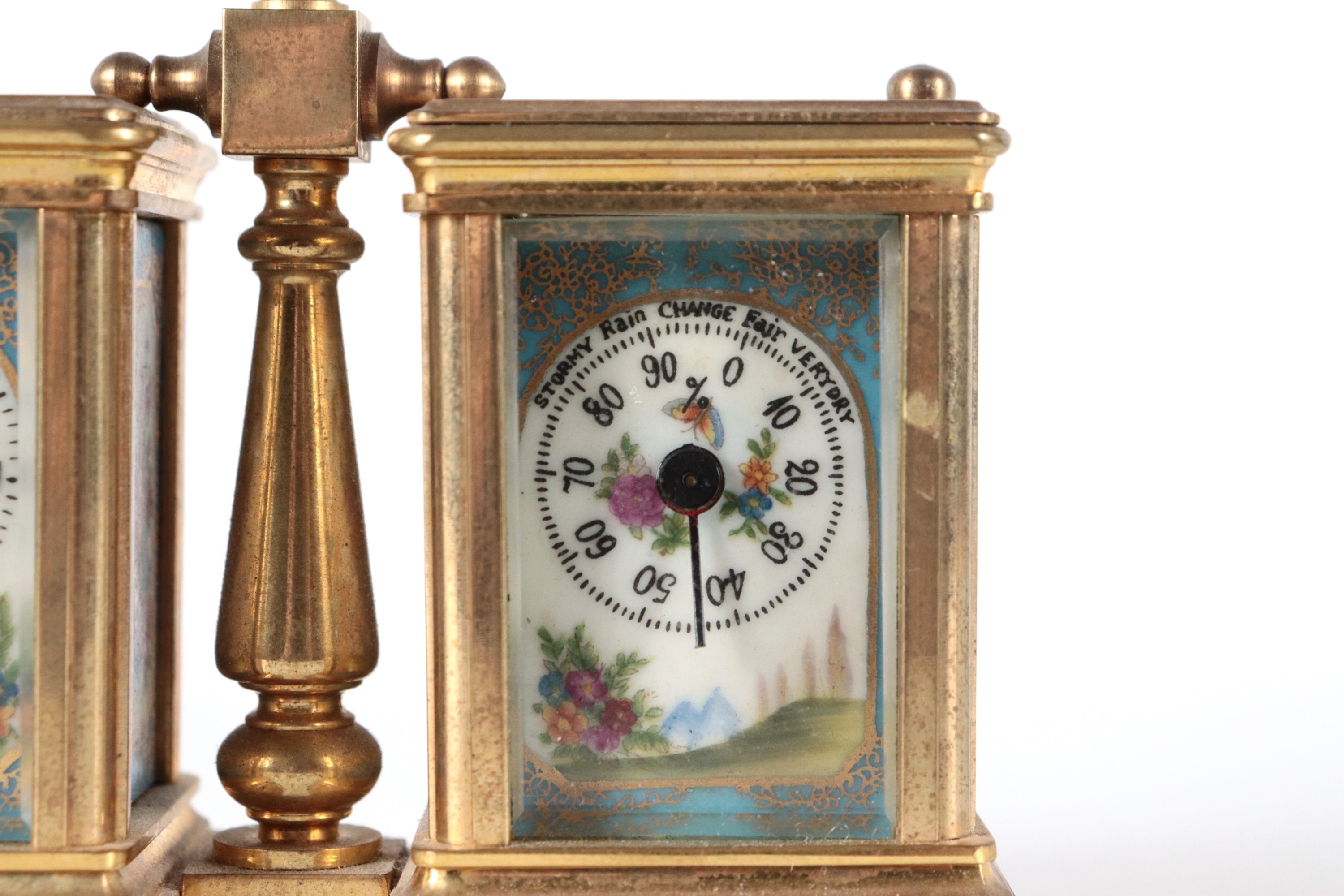 Pendola da carrozza doppia con orologio e barometro, in ottone dorato con placchette in porcellan...