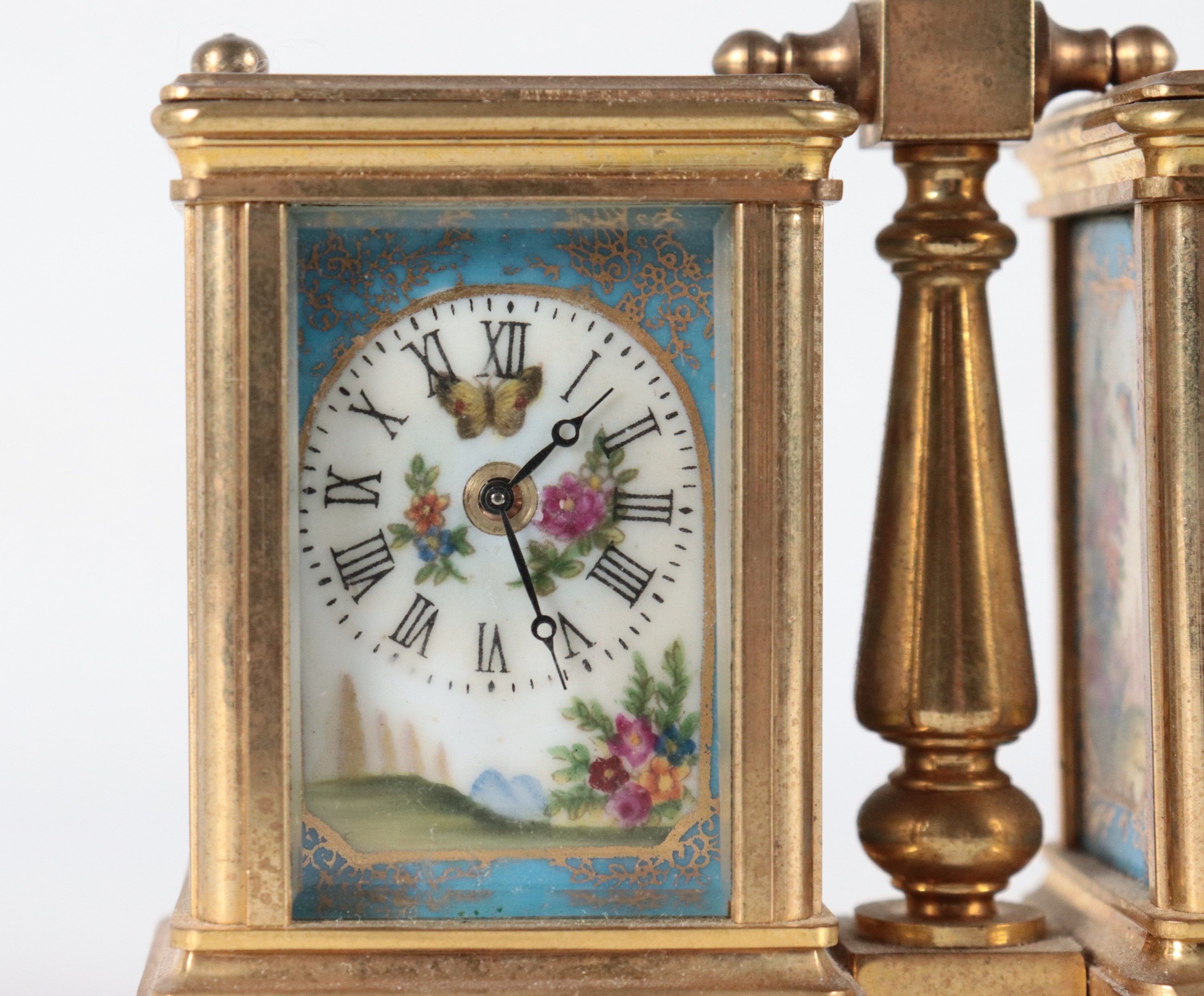 Pendola da carrozza doppia con orologio e barometro, in ottone dorato con placchette in porcellan...