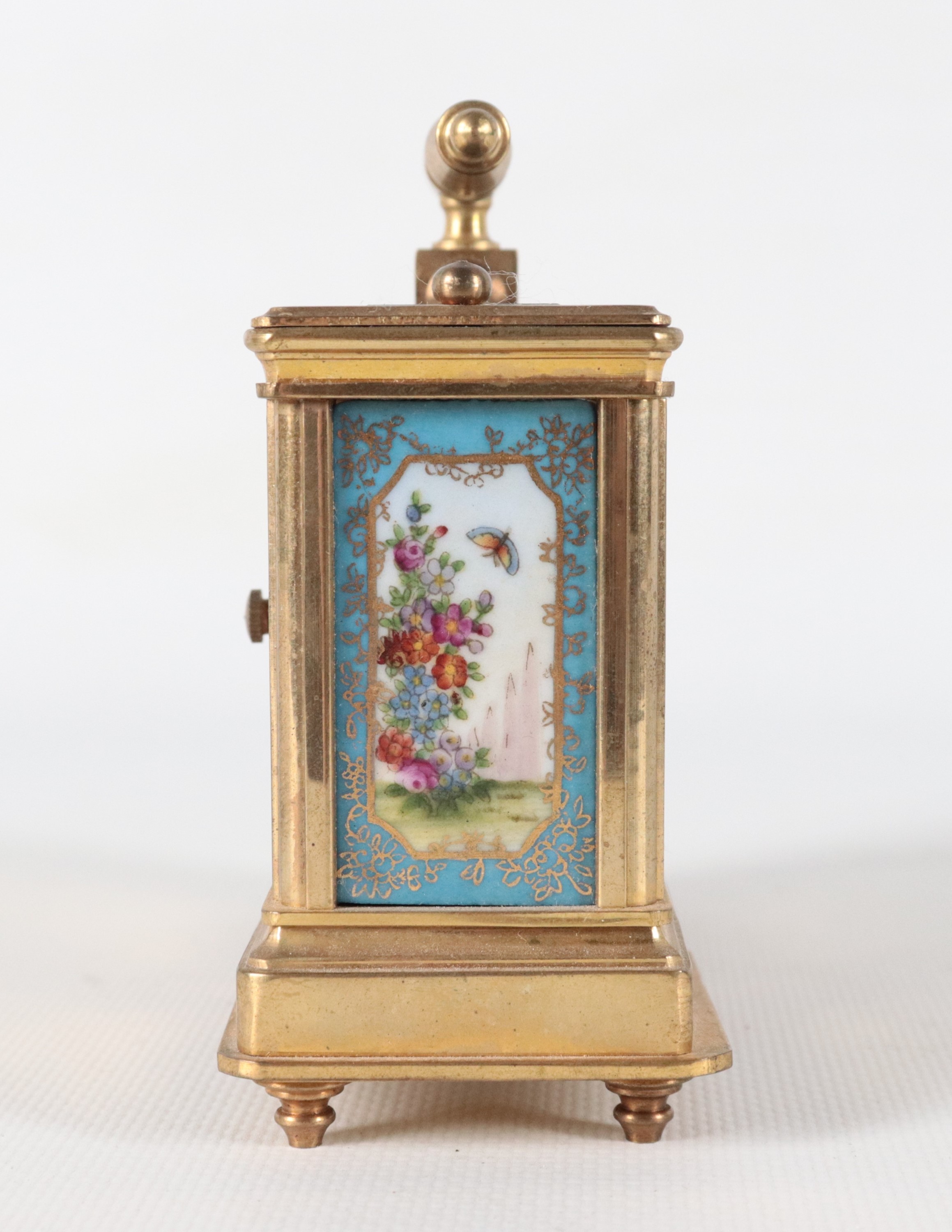 Pendola da carrozza doppia con orologio e barometro, in ottone dorato con placchette in porcellan...