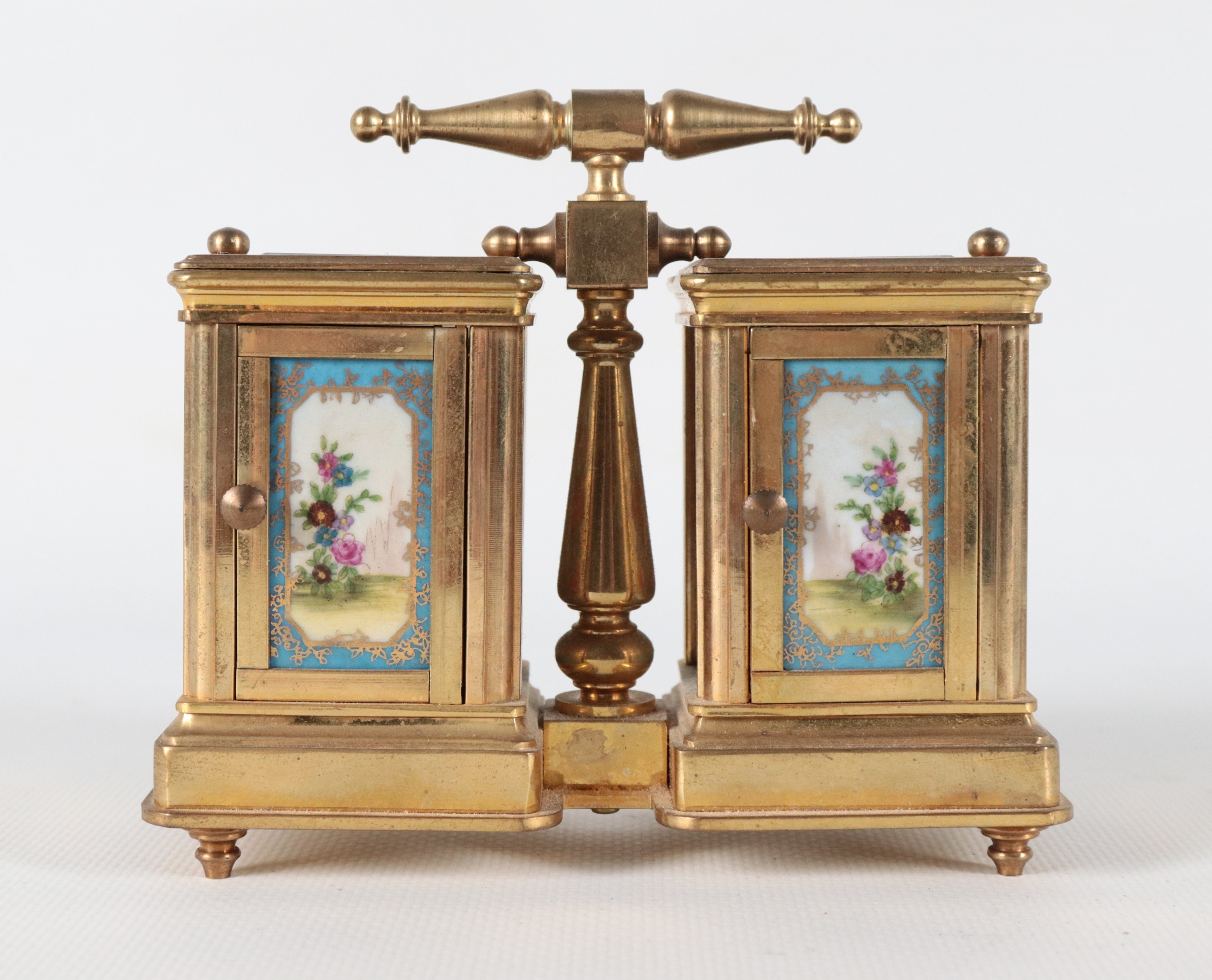 Pendola da carrozza doppia con orologio e barometro, in ottone dorato con placchette in porcellan...