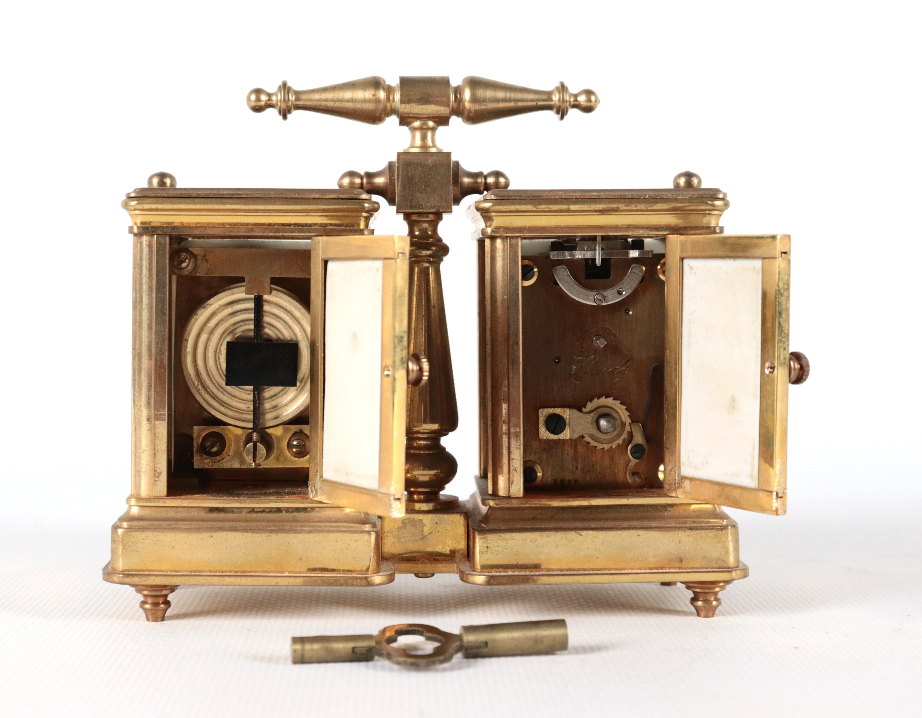 Pendola da carrozza doppia con orologio e barometro, in ottone dorato con placchette in porcellan...