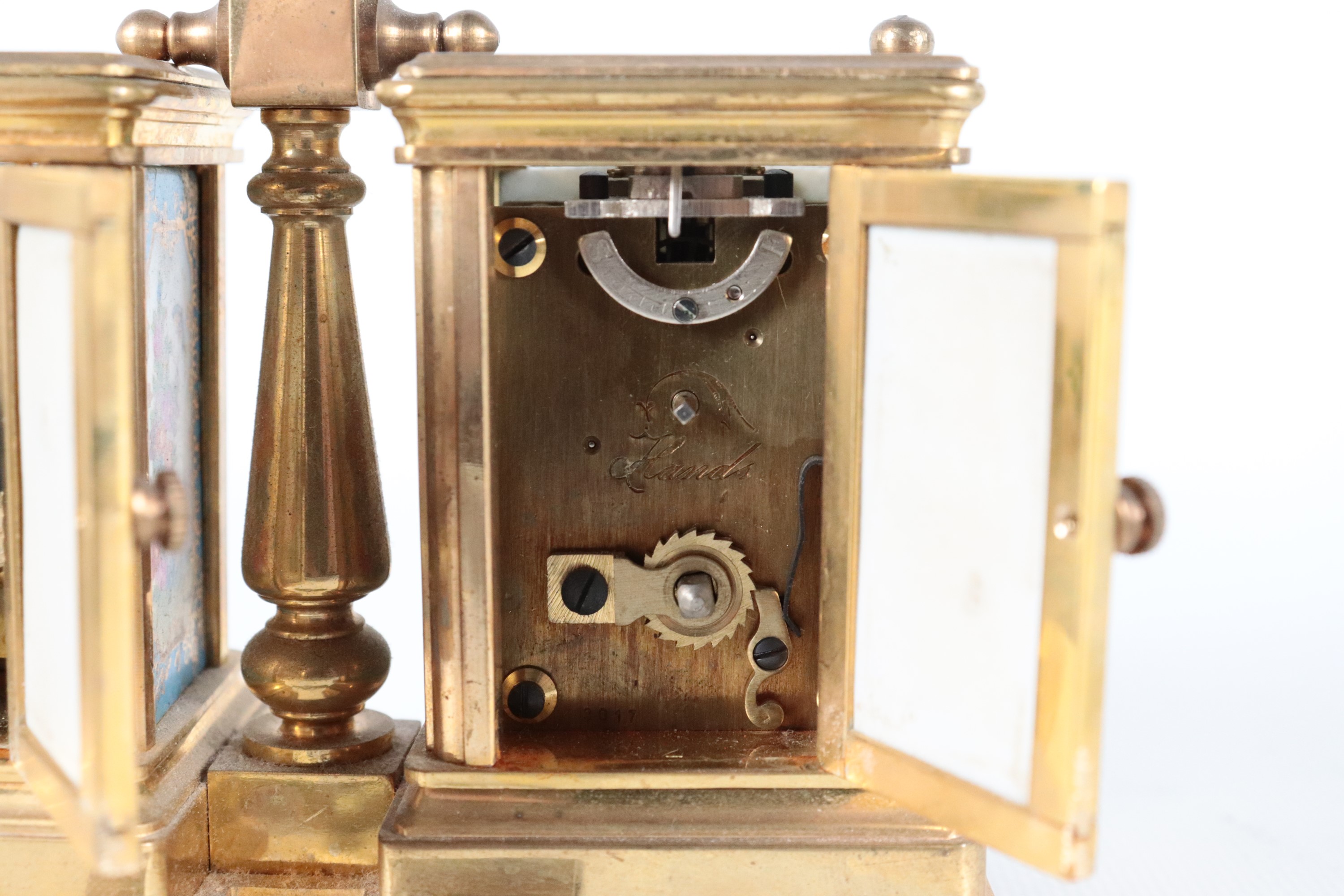 Pendola da carrozza doppia con orologio e barometro, in ottone dorato con placchette in porcellan...