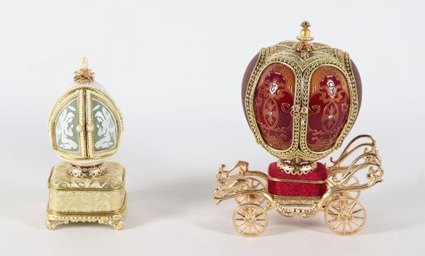 Lotto di due piccoli carillon uno a forma di uovo e uno a forma di carrozza