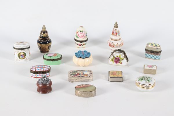 Lotto di quindici scatoline in porcellana policroma