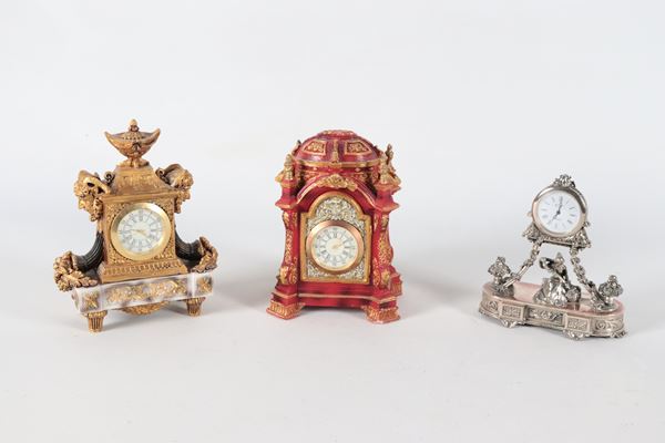 Lotto di tre modellini di orologi in stile antico