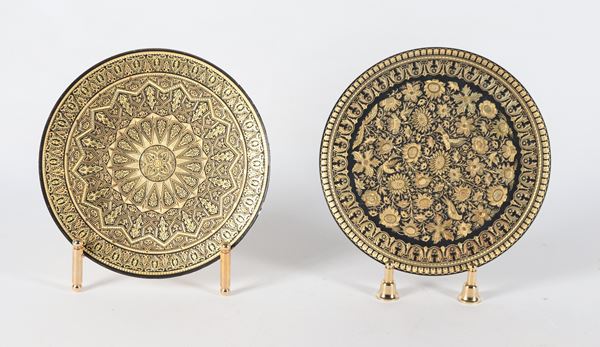 Lotto di due piccoli piatti orientali in metallo, interamente dorati e decorati a motivi arabeschi e islamici
