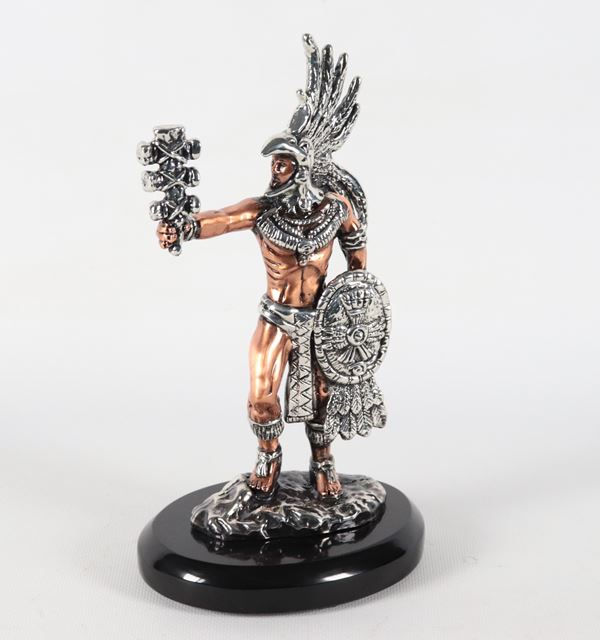 "Guerriero azteco con aquila e scudo", scultura rivestita in argento e ottone dipinto