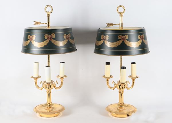Coppia di lampade a bouillotte in ottone dorato, sbalzato e cesellato con paralumi in metallo laccato verde