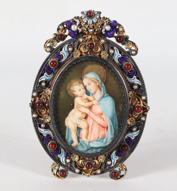 "Madonna con Bambino", antica miniatura ovale dipinta, in cornice in metallo dorato e brunito con applicazioni di smalti, perle e pietre dure