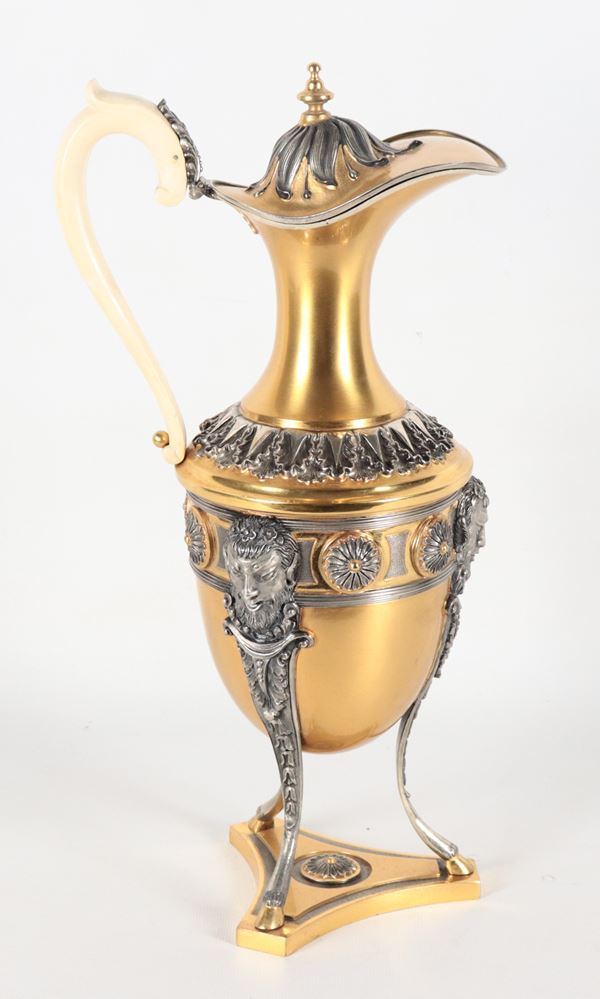 Caffettiera di linea Impero in argento vermeil, sbalzato e cesellato a motivi di calatine floreali e mascheroni, tre gambe a forma caprina, gr. 1505