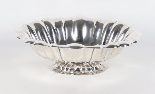 Fruttiera ovale in argento cesellato e sbalzato, gr. 850