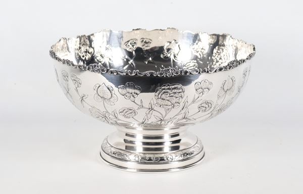 Grande coppa in argento cesellato e sbalzato a motivi di fiori, gr. 1200