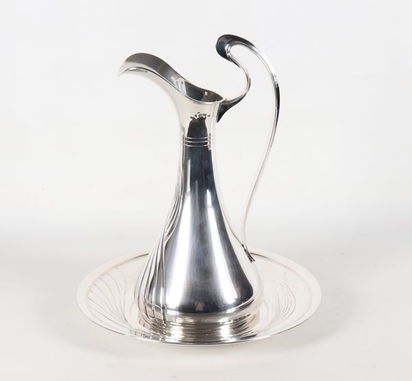 Caraffa in argento con sottopiatto, cesellata e sbalzata, gr. 1270