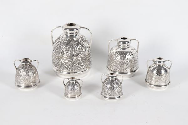 Lotto di sei vasetti a gradazione in argento egiziano cesellato e sbalzato a volute floreali, gr. 755