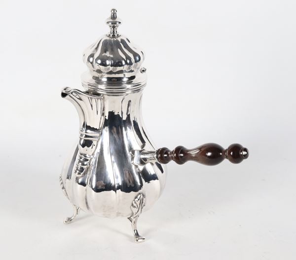 Cioccolatiera in argento cesellato e sbalzato, tre piedini ricurvi e manico ebanizzato, gr. 635