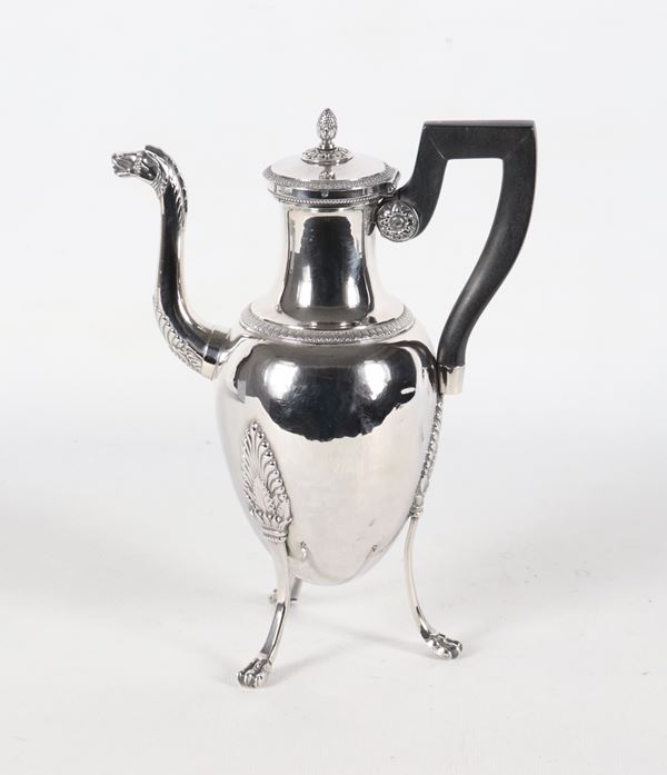 Antica caffettiera in argento cesellato e sbalzato a motivi neoclassici, manico in legno ebanizzato, gr. 515