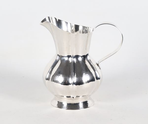 Piccola caraffa in argento martellato, gr. 485