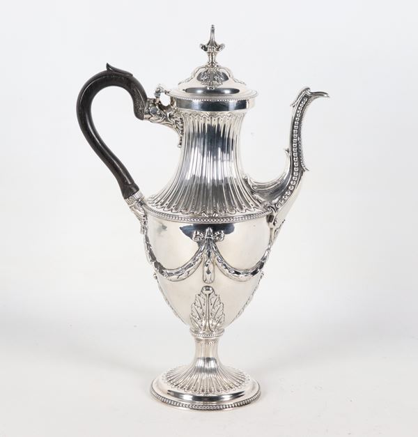 Caffettiera in argento Epoca Giorgio III, interamente cesellata e sbalzata a motivi Luigi XVI, manico in ebano, gr. 1075