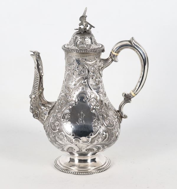 Caffettiera in argento Epoca Regina Vittoria, interamente cesellata e sbalzata a motivi di volute e intrecci floreali, gr. 875