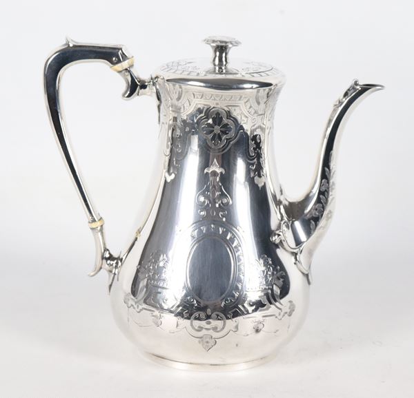 Caffettiera in argento Epoca Regina Vittoria, cesellata e sbalzata a volute intrecciate, gr. 770