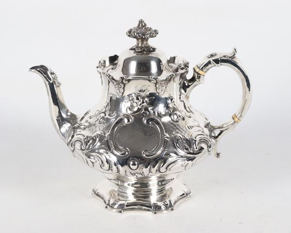 Teiera in argento Epoca Regina Vittoria, interamente cesellata e sbalzata a volute di foglie d'acanto e monogramma inciso, gr. 790