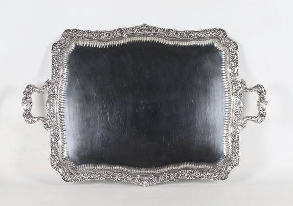 Grande vassoio in argento, con bordo e manici interamente cesellati e sbalzati a motivi di ghirlande floreali, gr. 4380