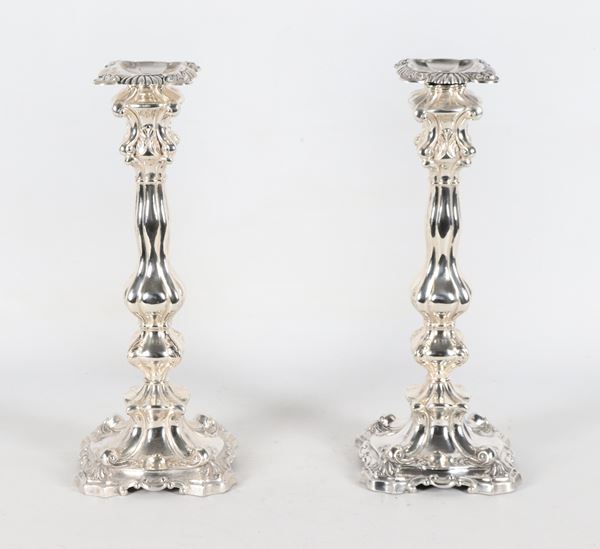 Coppia di antichi candelieri in argento sbalzato e cesellato a motivi Luigi XV, gr. 685