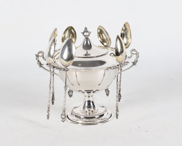 Antica piccola zuccheriera in argento con cucchiaini, a forma di anfora cesellata e sbalzata, gr. 150