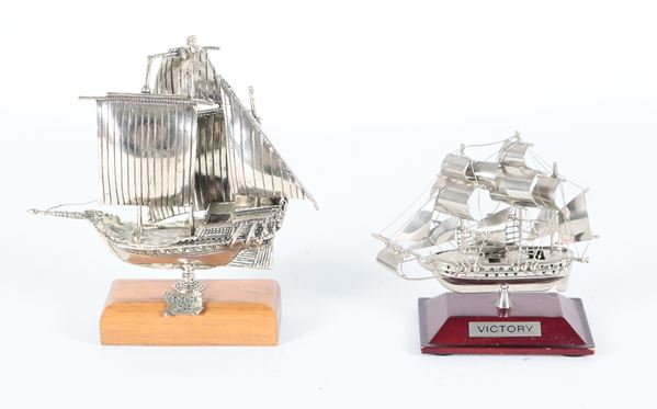 Lotto di due modellini di velieri inglesi in argento con basette in legno