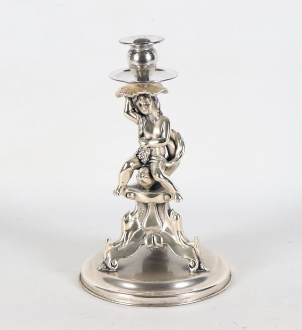 Portacandela rivestito in argento titolo 925, con statuina di putto con delfino