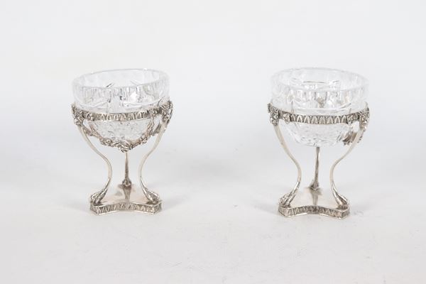 Coppia di salierine in argento con vaschette in cristallo, cesellate e sbalzate a motivi Impero, peso netto dell'argento gr. 120