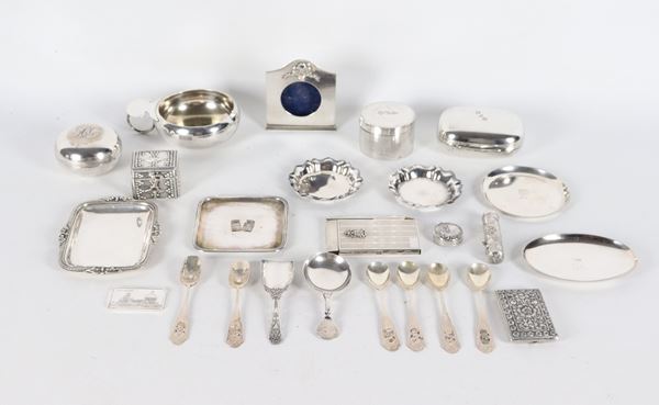 Lotto in argento di vari piccoli oggetti (25 pz.), gr. 975