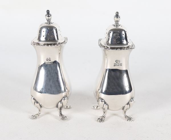 Coppia di salierine in argento sorrette da quattro piedini ricurvi, gr. 135