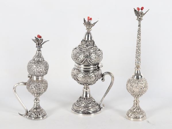 Lotto di due portaincenso e un portaprofumo in argento orientale cesellato e sbalzato (3 pz.), gr. 565