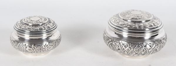 Lotto di due piccole scatole in argento arabo cesellato e sbalzato, gr. 285