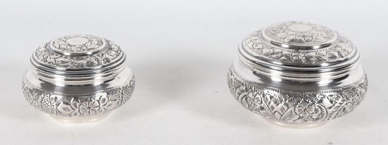 Lotto di due piccole scatole in argento arabo cesellato e sbalzato, gr. 285