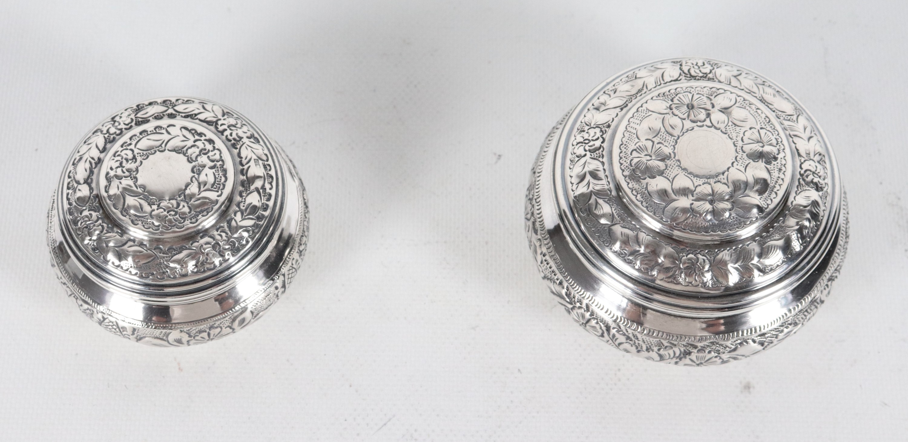 Lotto di due piccole scatole in argento arabo cesellato e sbalzato, gr. 285