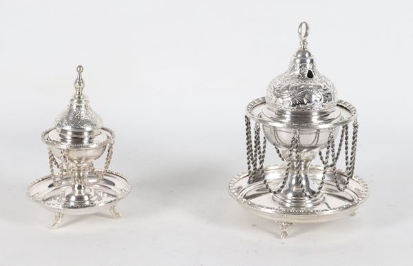 Lotto di due bruciaprofumi arabi in argento cesellato e sbalzato, gr. 580