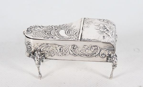 Modellino di pianoforte in argento titolo 925, interamente cesellato e sbalzato a volute con scena campestre, gr. 94
